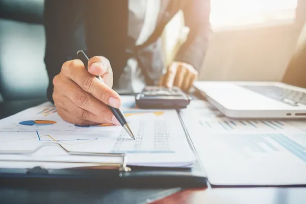 Analyst prüft Diagramme und Finanzunterlagen